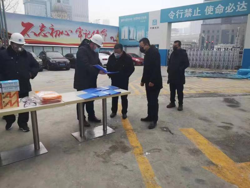 综合执法总队检查建筑工地值班情况和疫情防控工作